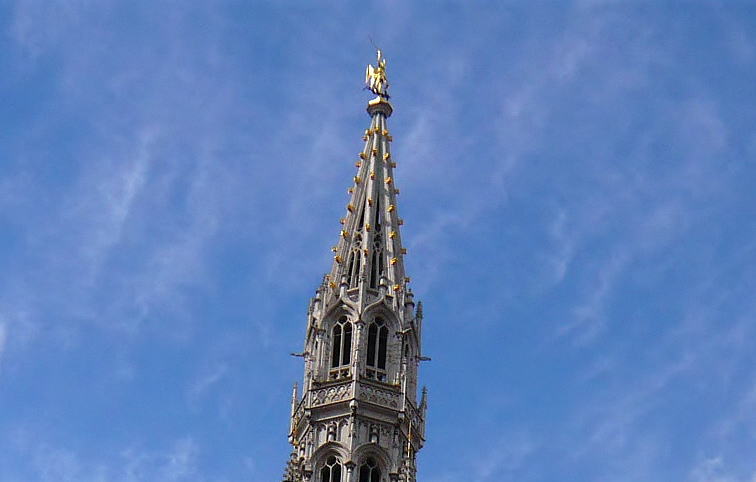 グランプラス ブリュッセル市庁舎 守護天使の像